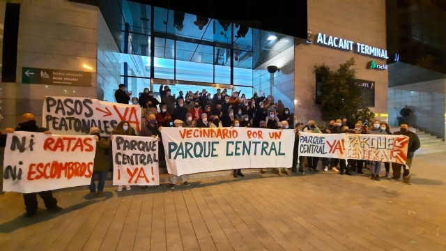 La reivindicación que no cesa: los vecinos reclaman los pasos peatonales y el parque central en Renfe