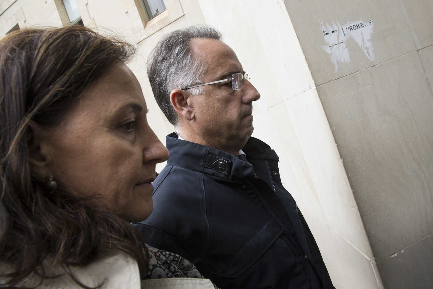 Vicente Sala Martínez y su esposa entran a los juzgados. Fotos: RAFA MOLINA - 