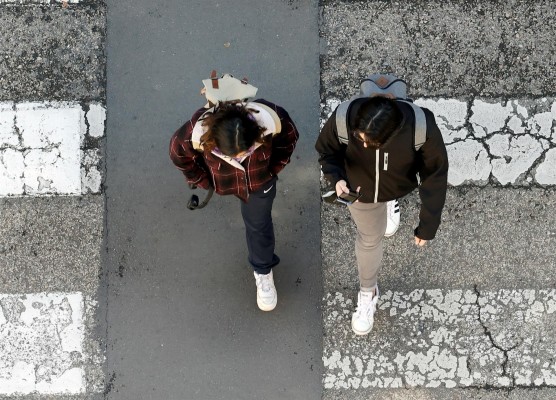 Diez 'red flags' que alertan de la violencia sutil en parejas adolescentes
