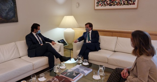 Almeida agradece a Dolón en el Ayuntamiento madrileño la ayuda de Torrevieja en el temporal Filomena
