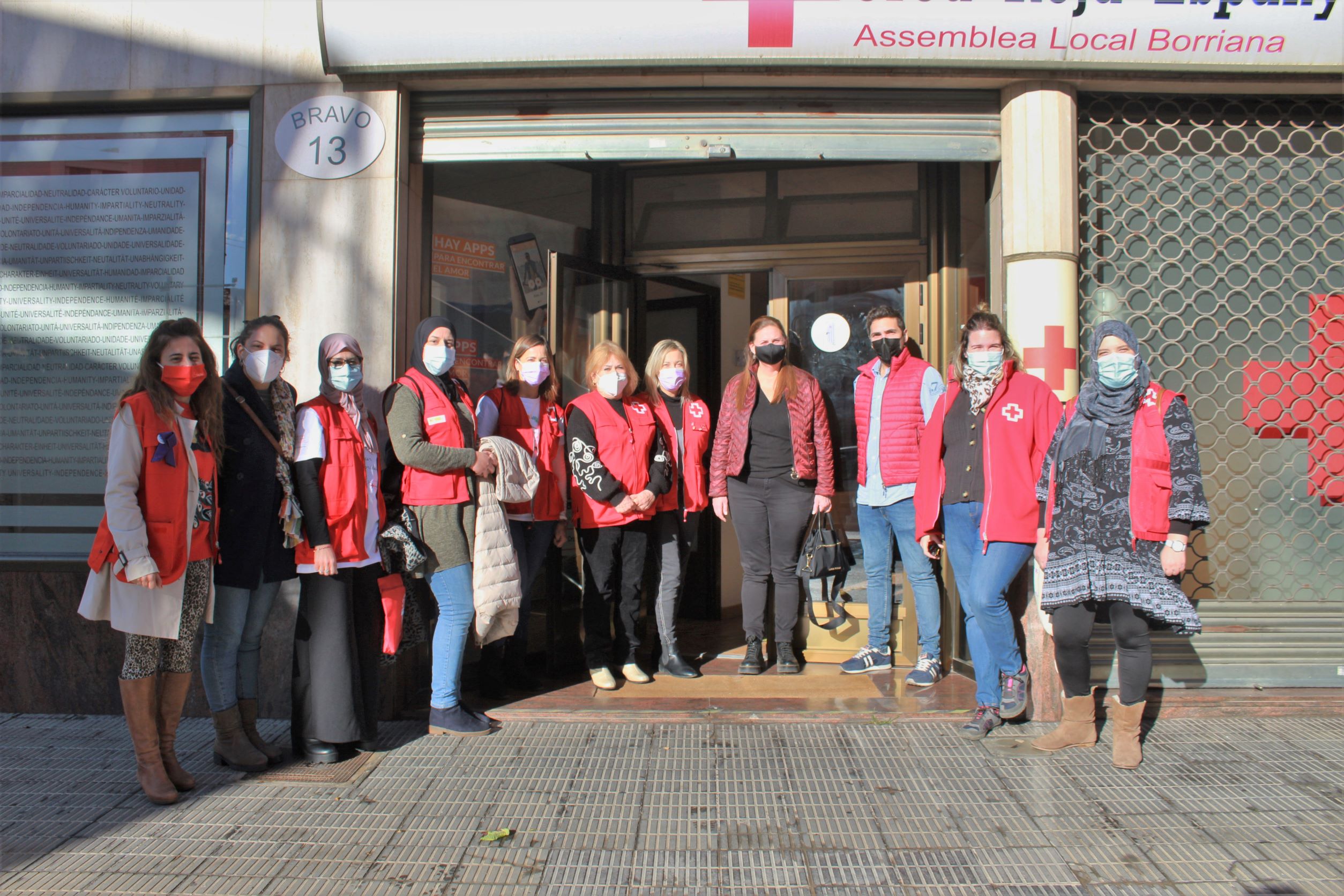 Cruz Roja y el comercio local de Burriana se suman a la 'Puerta Violeta' contra la violencia machista