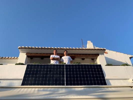 Una compañía valenciana lanza placas solares ligeras para poner en balcones o autocaravanas