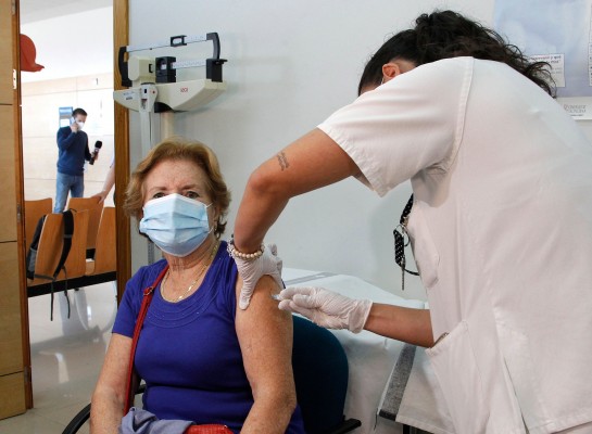 Así se administrará la tercera dosis de la vacuna contra la covid a mayores de 60 años y sanitarios

