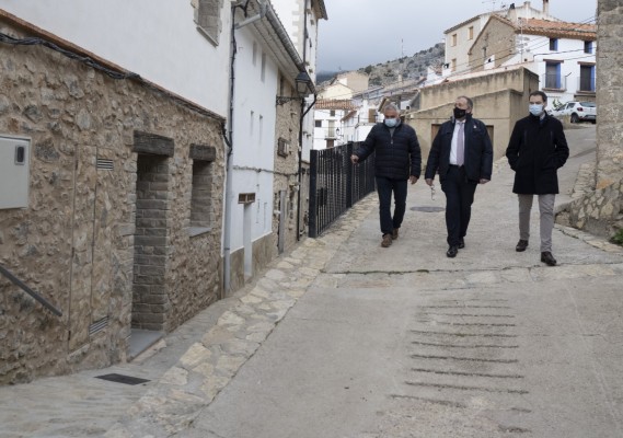 La Diputación visita las obras del Plan 135 en Xodos y destaca su apuesta por la localidad