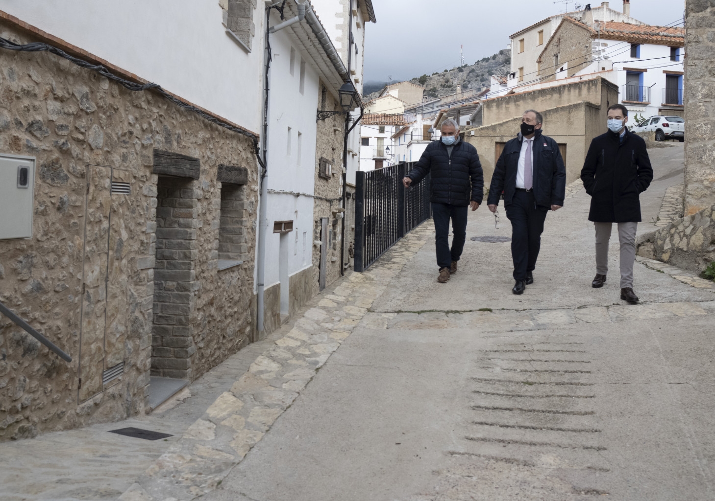 La Diputación visita las obras del Plan 135 en Xodos y destaca su apuesta por la localidad