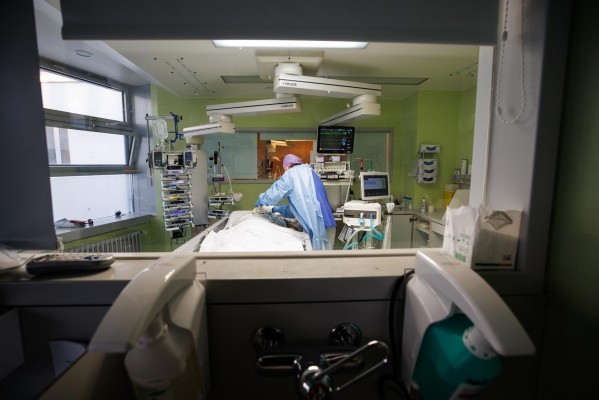 España suma 15.875 casos y 22 muertes por covid, con la incidencia subiendo 20 puntos hasta 132