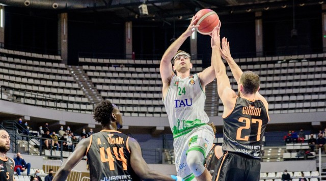 El alero del TAU Castelló Calvin Hermanson, en el quinteto ideal de la novena jornada
