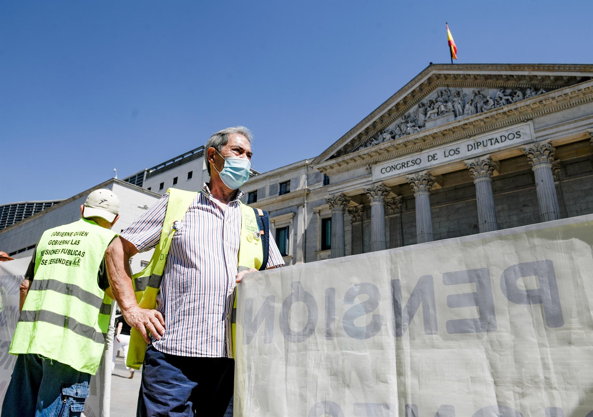 Archivo - Un hombre sostiene una pancarta durante una concentración de pensionistas frente al Congreso, en una imagen de archivo - FOTO: Óscar Cañas - Europa Press - - 