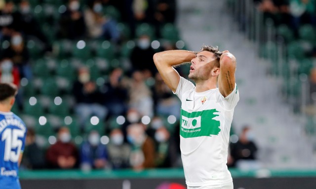 El Betis atropella a un Elche desdibujado