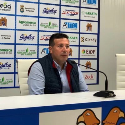 El Águilas, cuatro jornadas sin ganar y sin marcar, suma un punto ante un rival que acaba con nueve