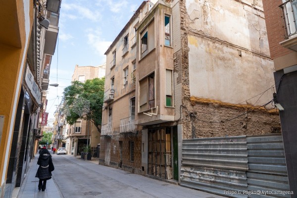 Este edificio de la calle San Vicente es una ruina: Urbanismo ordena su demolición inmediata