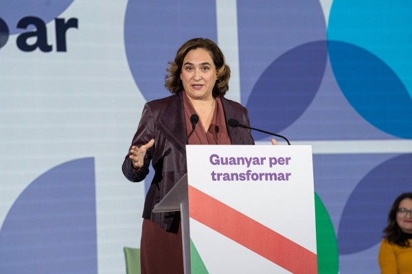 Colau afirma que el acto de València no fue una anécdota: 