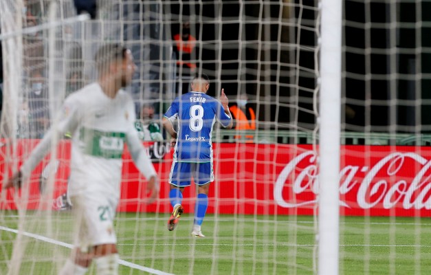 El Betis arrasa al descanso a un Elche desconocido
