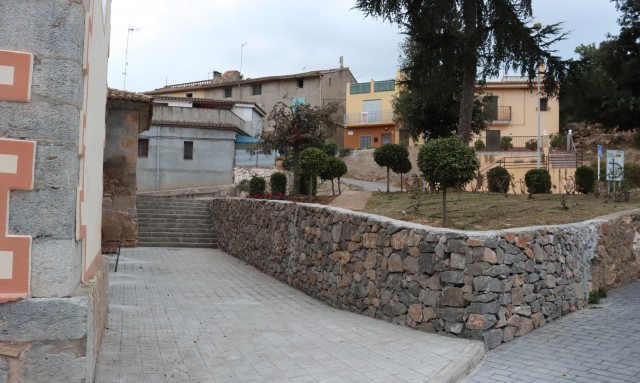 Onda remodela el jardín de Artesa para mitigar el problema de humedades de la Iglesia