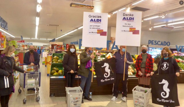 Vecinos del Mar Menor se lanzan a comprar en Aldi para 