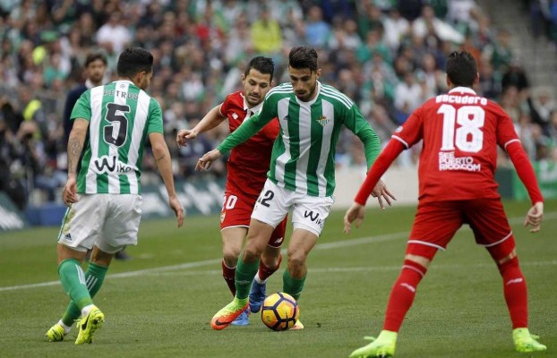 El Sevilla se lleva el derbi y 'duerme' líder