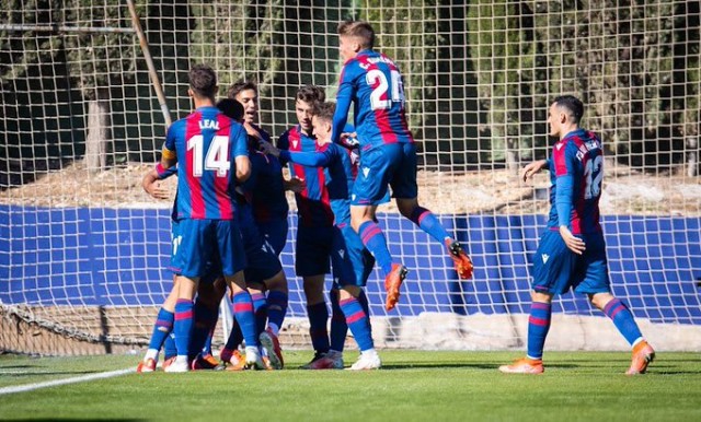 El Atlético Levante mira hacia arriba