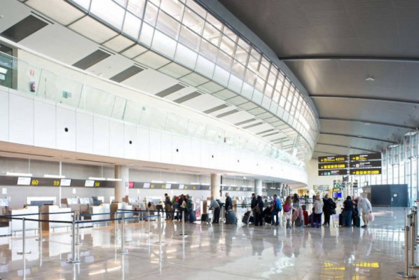 España pone límites a los viajeros de Singapur y Ucrania, pero se los quita a los de Indonesia