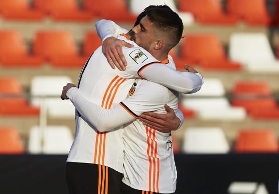 El Valencia Mestalla golea al At. Baleares y se consolida en la tercera plaza