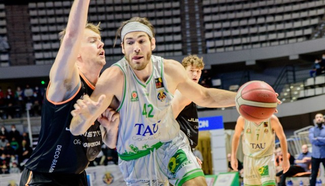 El TAU Castelló se rehace de un mal primer cuarto y se impone con facilidad al Juaristi Iraurgi (92-83)