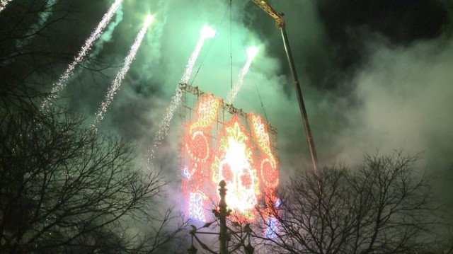 Una atronadora mascletà vertical nueve veces más potente enciende las Fallas 2017