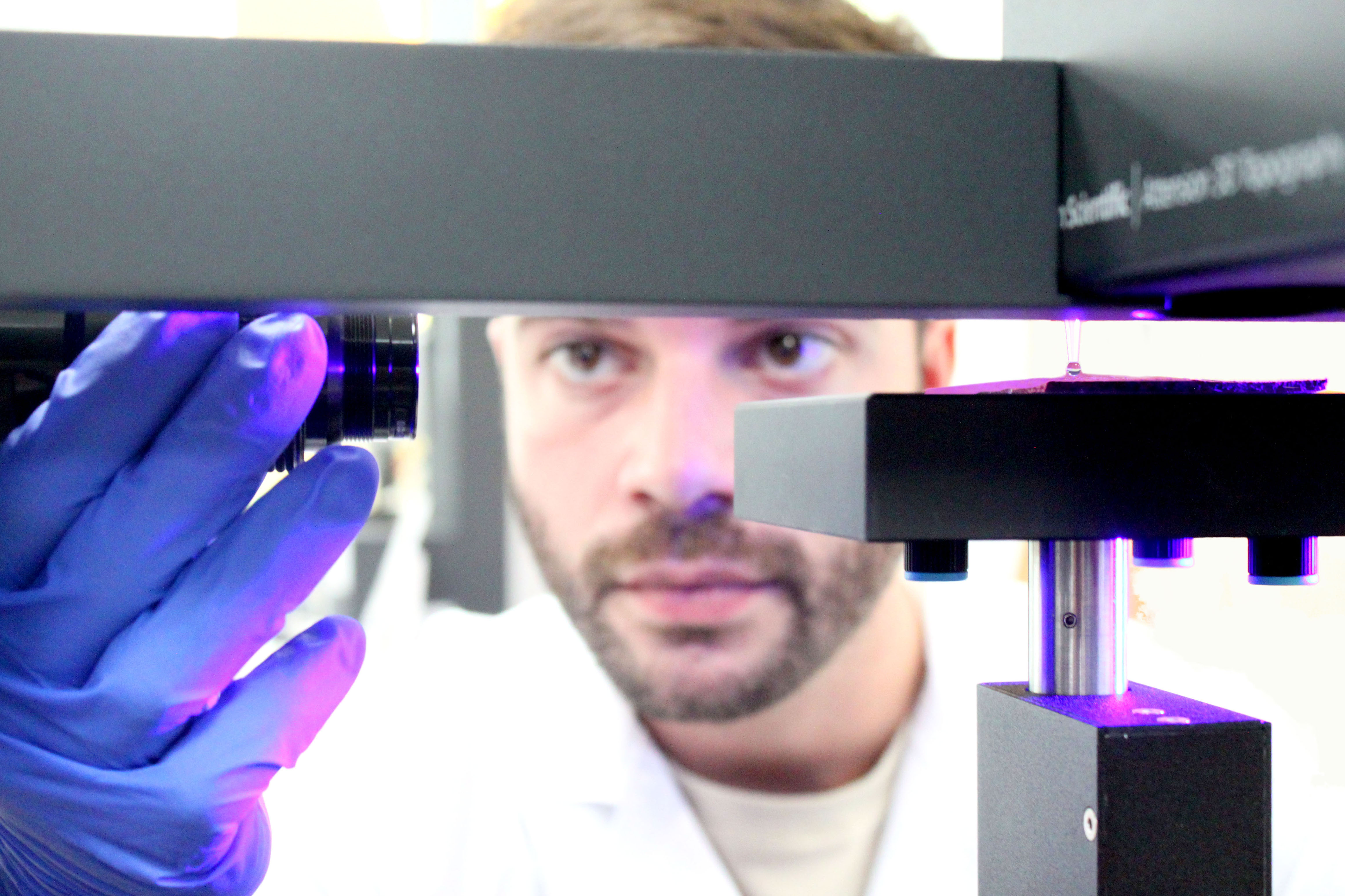 Ensayo de caracterizacio?n de medida de a?ngulo de contacto y energi?a superficial. - 