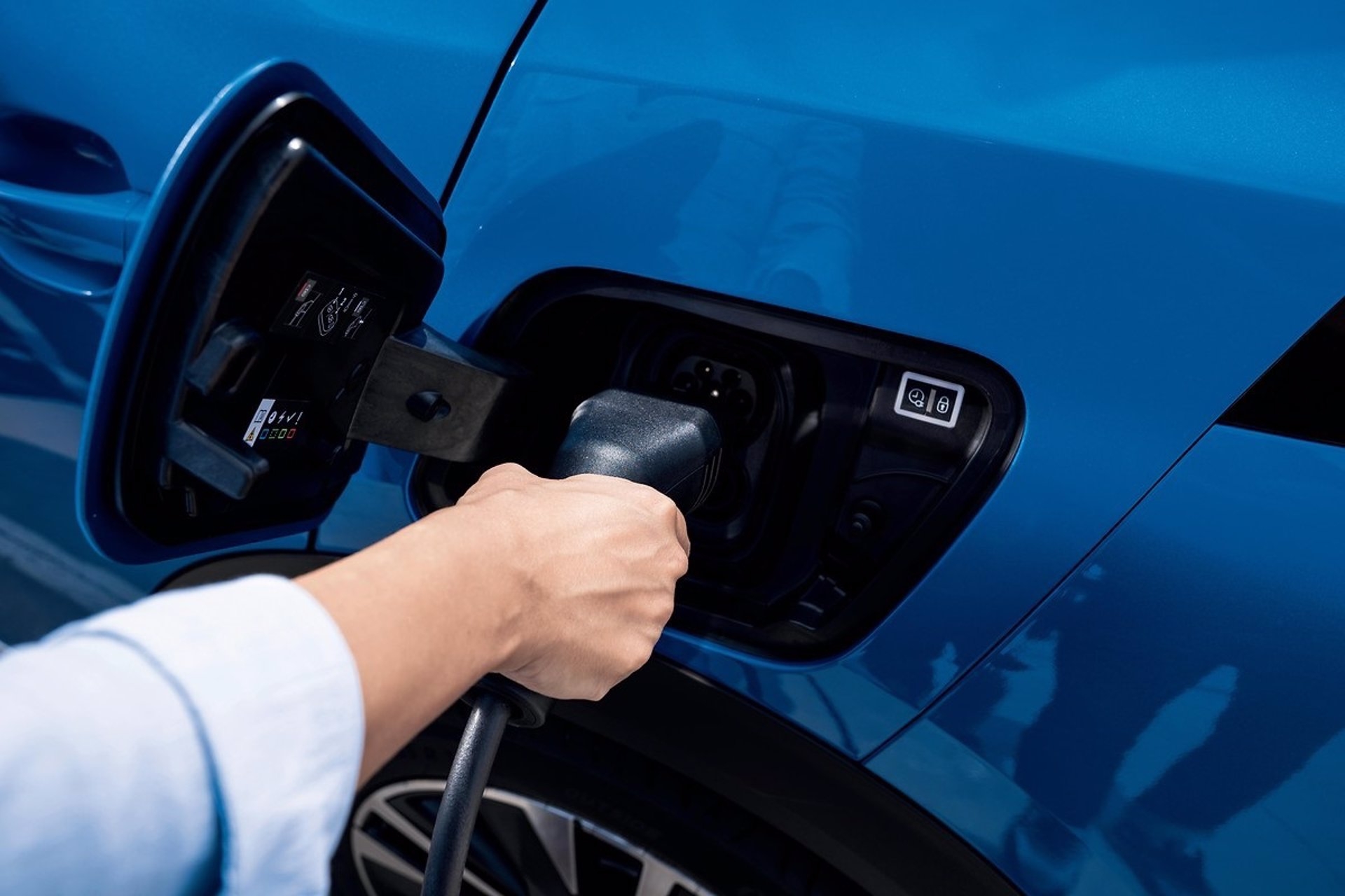 La OCU denuncia la falta de electrolineras en las carreteras de la Comunitat Valenciana