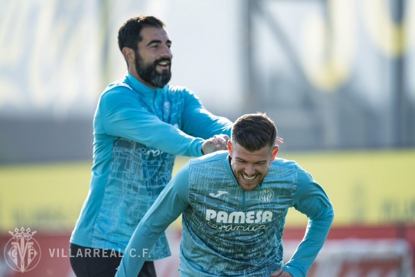 El Villarreal entrena sin Estupiñán y Gerard, con Pino al margen
