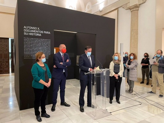 La historia de Alfonso X a través de 20 documentos históricos: exposición en el Lucernario del Almudí
