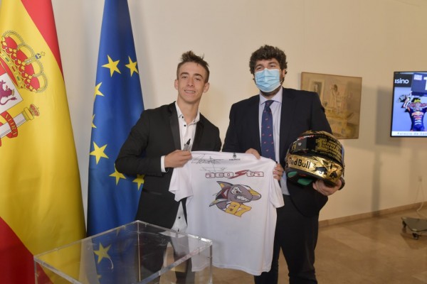 Pedro Acosta, campeón del mundo de Moto3, sufre un desmayo en la recepción con López Miras