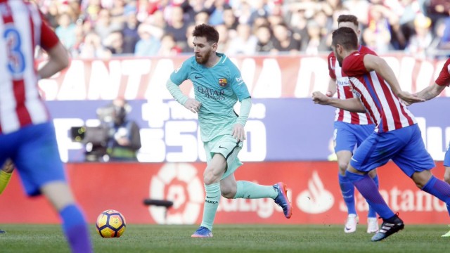El Barça resiste, golpea e insiste en la Liga