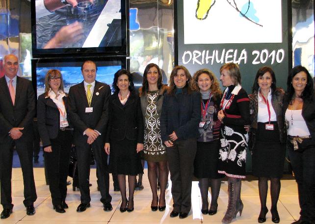 Ripoll y la consellera Angélica Such con los diputados provinciales y concejales de Orihuela en el stand de Fitur 2010. Foto AP - 