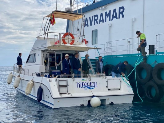 La Generalitat y El Campello visitan la piscifactoría de Avramar, una de las más modernas de Europa
