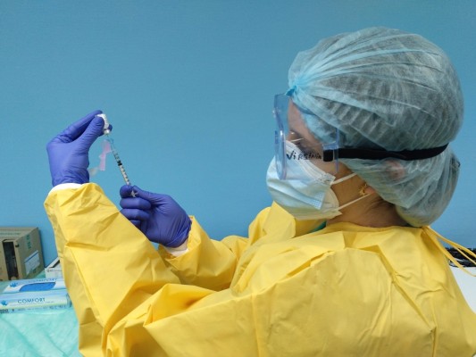 Una de cada tres personas, a favor de la vacuna obligatoria a profesionales sanitarios y de residencias
