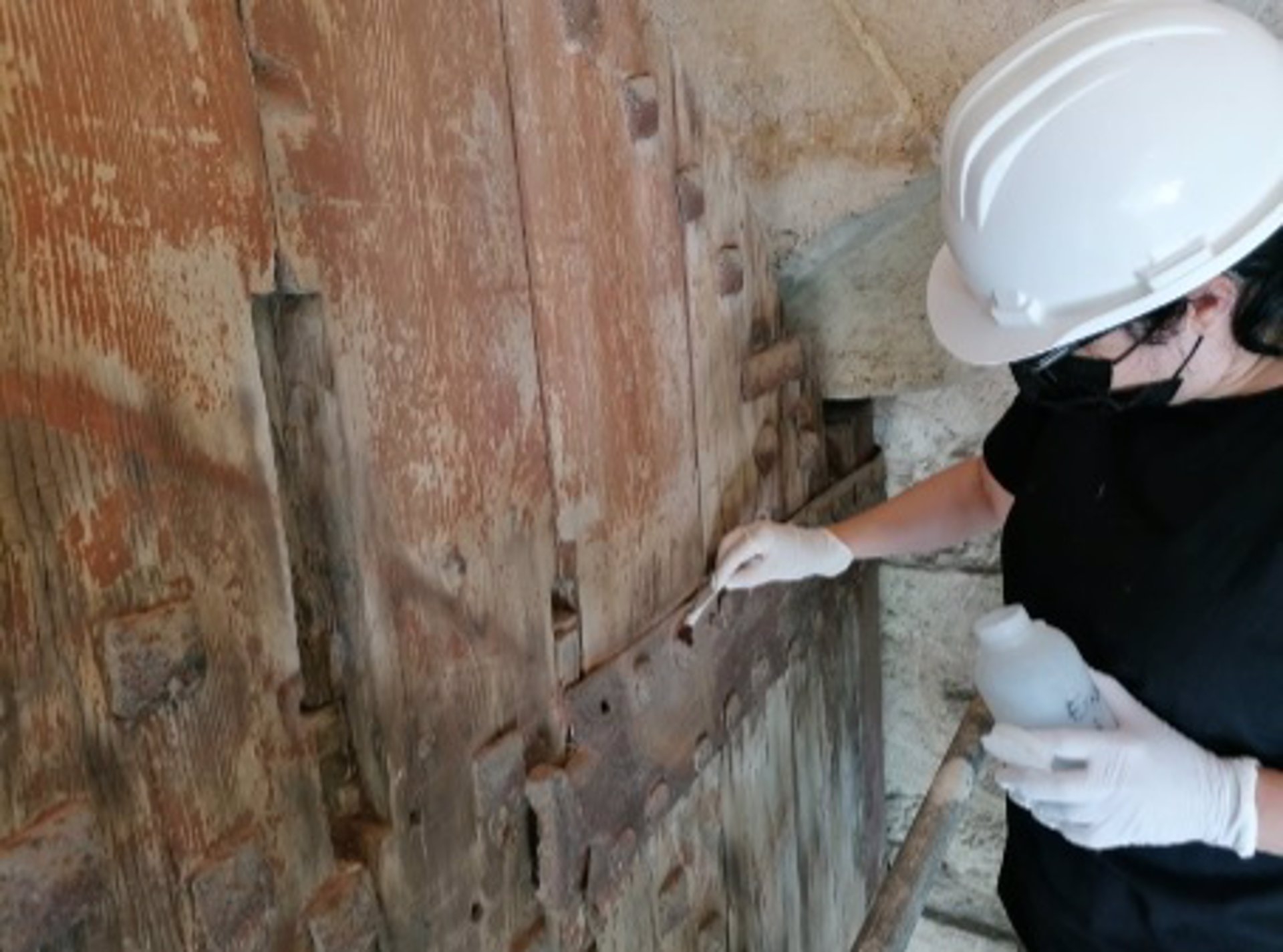 La restauración de las Torres de Serranos desvela restos de metralla y una pelota de trinquet
