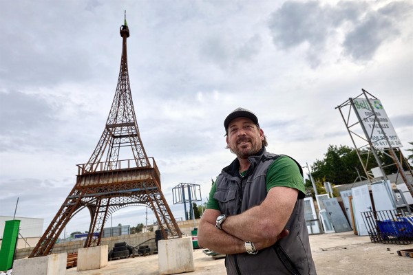 Un chatarrero de Dénia levanta una Torre Eiffel de 15 metros de hierro reciclado