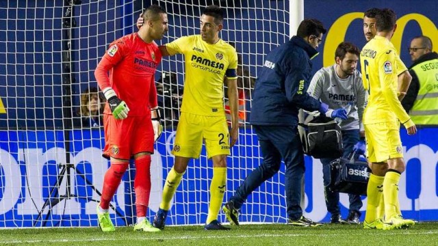 Club, técnico y vestuario reconocen que la lesión de Asenjo es un golpe duro