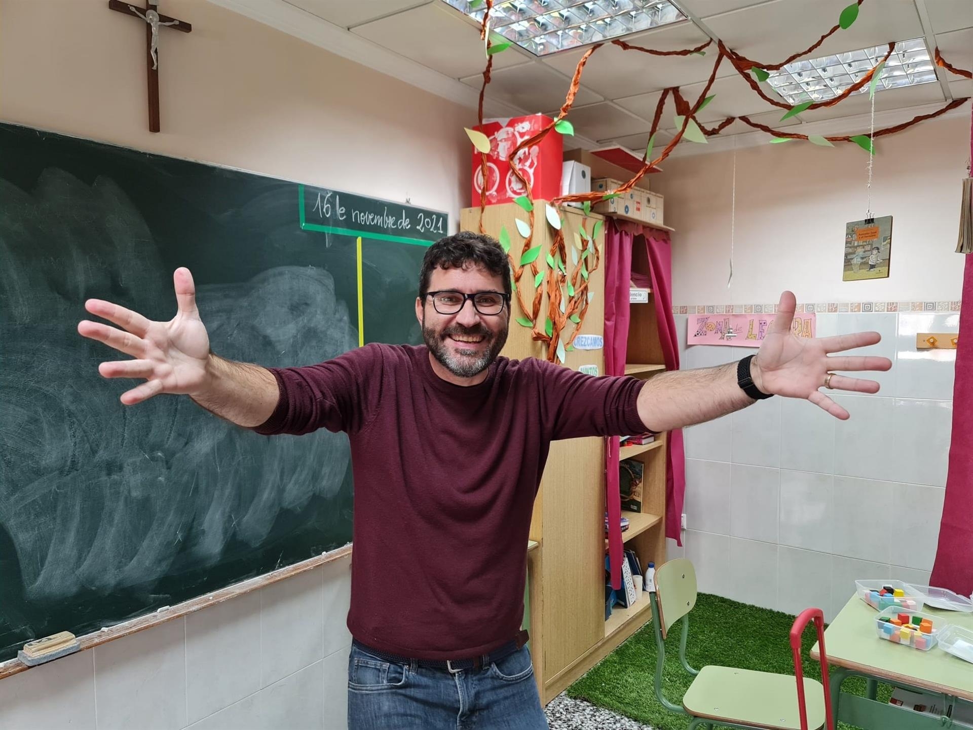 El valenciano Francesc Vicent Nogales ha sido reconocido como el mejor docente de Primaria de España en los premios Educa Abanca - FOTO: CEDIDA FRANCESC VICENT NOGALES  - 