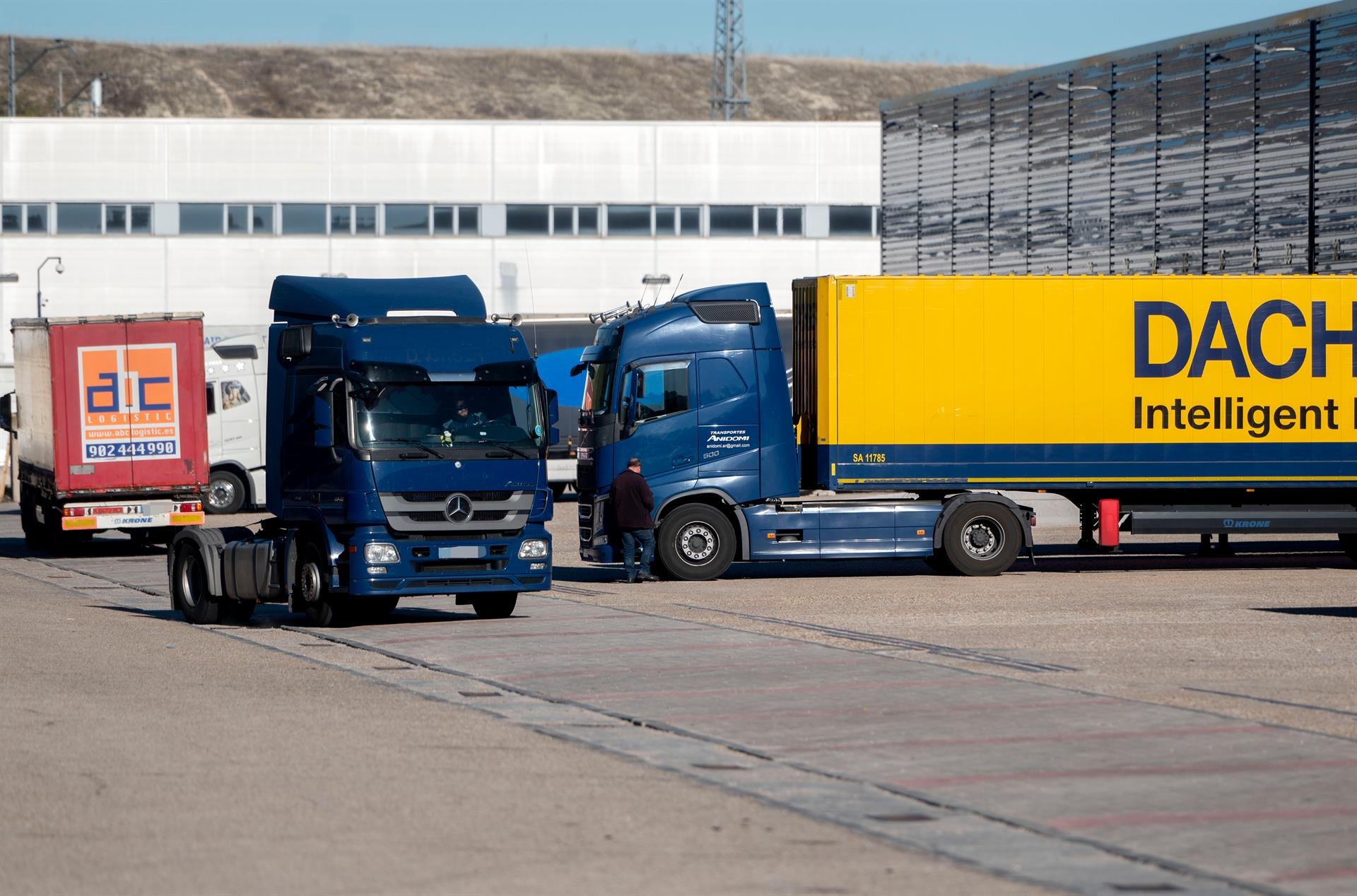 Varios camiones aparcados frente a un polígono - FOTO: Alberto Ortega - Europa Press  - 