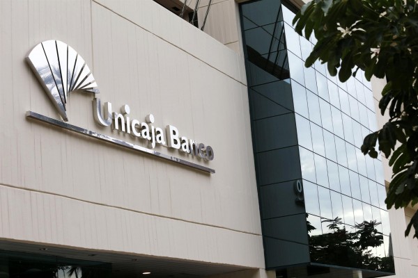 Unicaja Banco mejora su oferta de prejubilaciones e incluye en el ERE a los empleados de 56 años