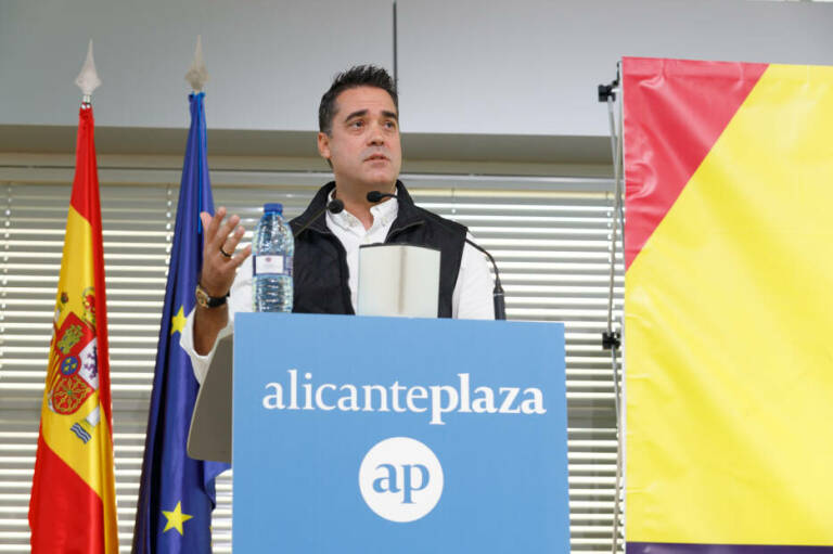  Javier Mira, CEO de FacePhi, durante su ponencia en el foro de Innovación de Alicante Plaza. Foto: PEPE OLIVARES  - 