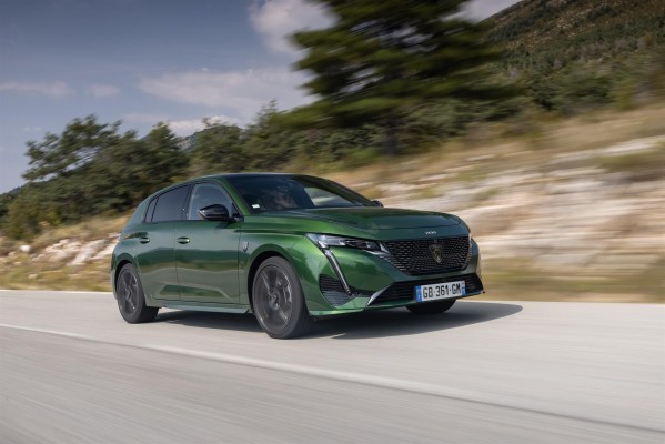 Peugeot estrena nueva imagen de marca en el mercado español con la berlina híbrida enchufable 308