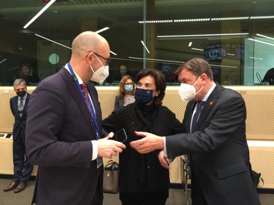 Cara y cruz de Planas en Bruselas: pide vetar el insecticida prohibido pero no las tasas a Sudáfrica
