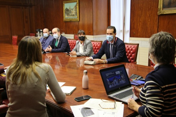 Elda se interesa por el modelo sostenible, eficiente y accesible de Vitoria-Gasteiz y visita la ciudad in situ