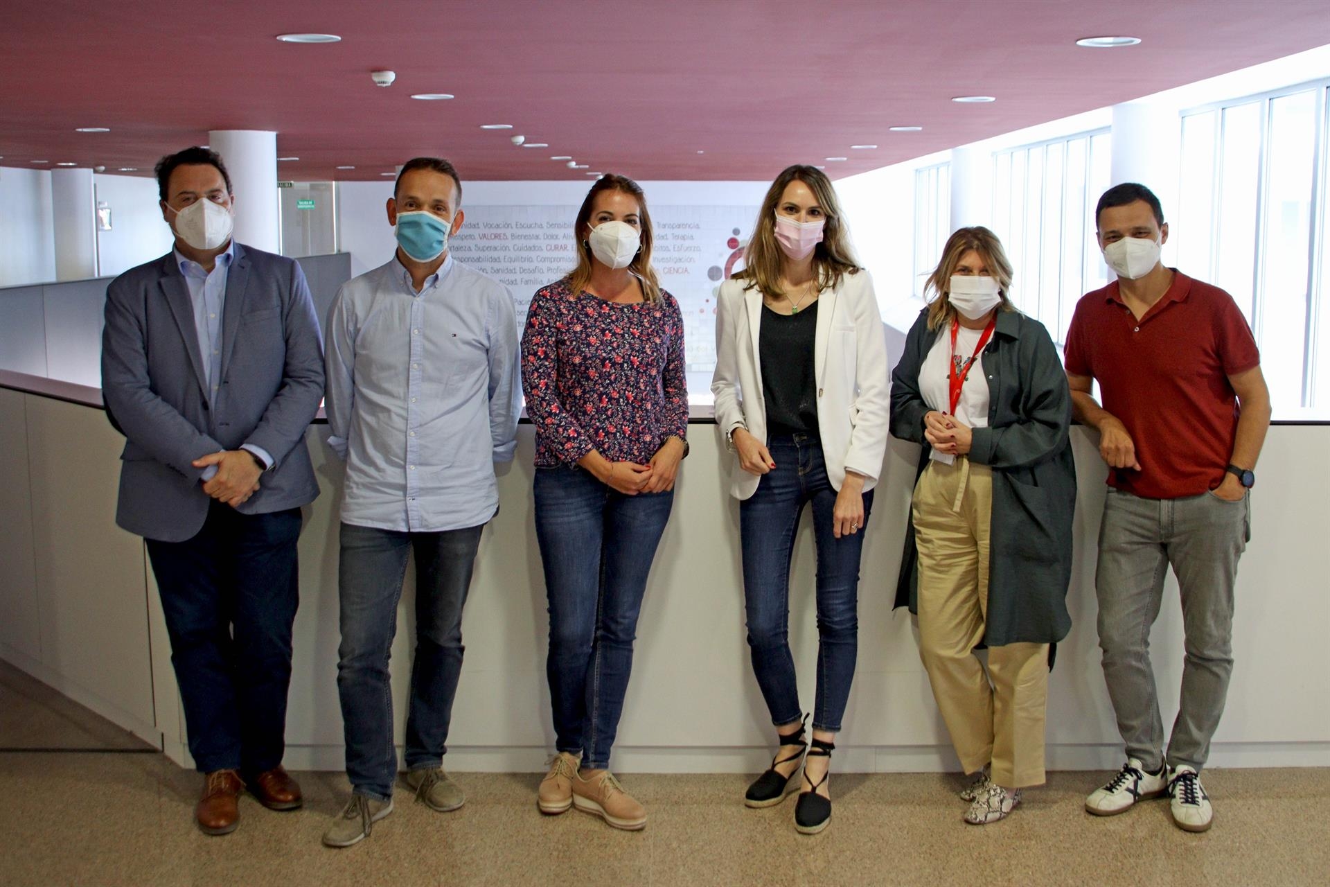 Tania Menéndez y Mercedes Gozalbo, Digital Transformation Officer y directora de Investigación respectivamente (tercera y segunda por la derecha), con los equipos de Nootric y Neuronup, en el bootcamp organizado en el Hospital de Vinalopó - FOTO: GRU - 