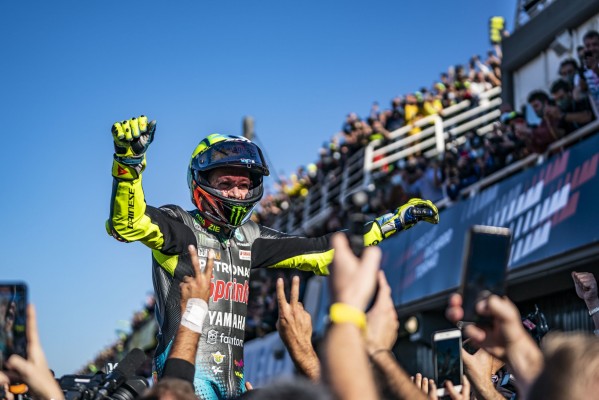 Valentino Rossi se baja de la moto y comienza la leyenda
