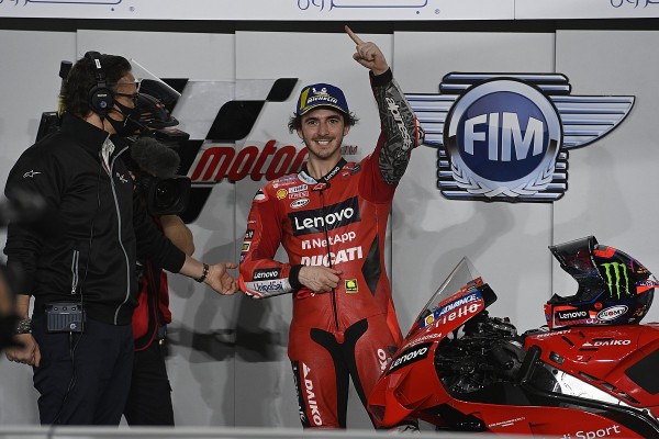 Bagnaia reina en la emotiva despedida de Valentino Rossi de MotoGP