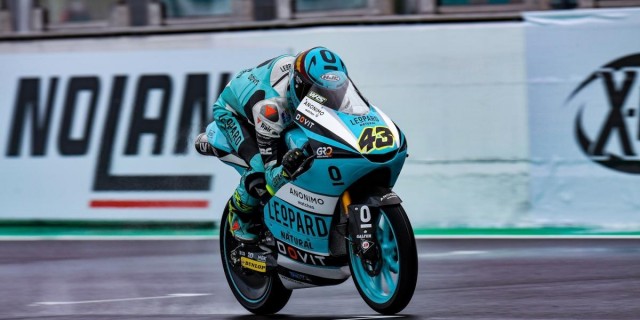 Artigas cierra el Mundial de Moto3 con victoria y encabeza el podio español