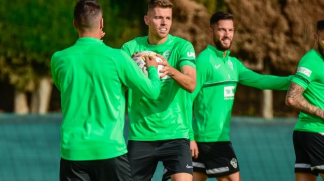 Rivales directos, Valencia y Barcelona esperan al Elche en la primera vuelta
