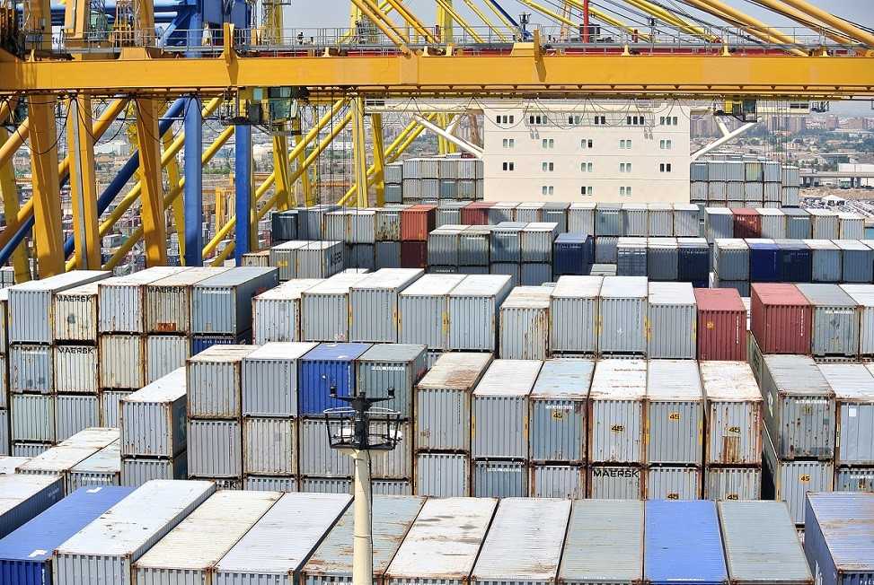 Contenedores abordo de un buque atracado en el Puerto de Valencia - 